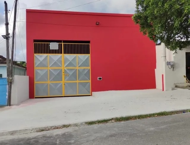 Alugo ótimo galpão de 400m2 na Rua Comari